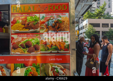 New York, NY, USA, détail, signe, menu, Street Vendor, gens faisant la queue devant halal Street NYC Food Truck, Manhattan Banque D'Images