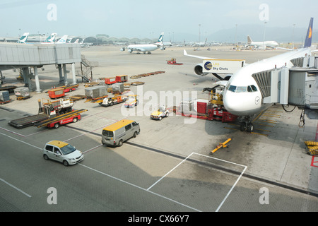 Un avion de la Lufthansa est en train d'être chargé de fret en préparation de son départ à l'Aéroport International de Hongkong. Banque D'Images