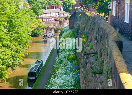 Narrowboats en coupe sur le Canal du canal de Shropshire Union & les murs de la ville, Chester, Cheshire, Angleterre, RU Banque D'Images