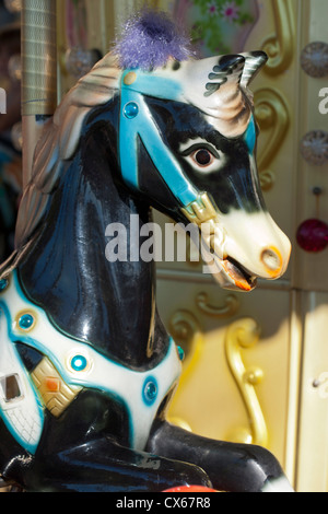 Merry-go-round cheval sur un rond-point ou carousel Banque D'Images