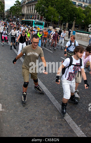 Rollers traversant le Pont Neuf pendant le dimanche après-midi excursion dans Paris France Banque D'Images