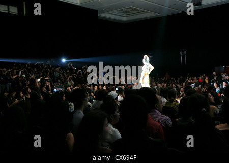 JAKARTA, INDONÉSIE - Octobre 2009 - Model posing while flamboyante avec des lumières dans un Budihardjo Susan fashion show. Banque D'Images