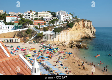 ALGARVE, PORTUGAL. Une vue de la plage et de la ville au village de vacances de Praia do Carvoeiro. 2012. Banque D'Images