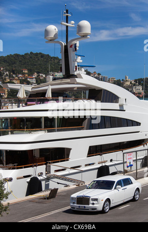 Un luxe coûteux voiture garée à côté de la propriétaire la location dans le port de Nice. Banque D'Images