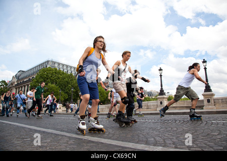 Rollers traversant le Pont Neuf pendant le dimanche après-midi excursion dans Paris France Banque D'Images