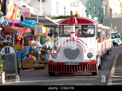 ALGARVE, PORTUGAL. Un train touristique dans la région de Praia do Carvoeiro. 2012. Banque D'Images