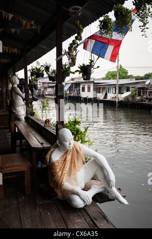 Visite à Baan Sinlapin sur le côté ouest de Bangkok dans l'Khlong Bang Luang artist village. Banque D'Images