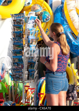 ALGARVE, PORTUGAL. Une femme d'acheter des cartes postales. 2012. Banque D'Images