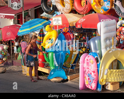 ALGARVE, PORTUGAL. Un magasin qui vend des jouets de plage et accessoires à Praia do Carvoeiro. 2012. Banque D'Images