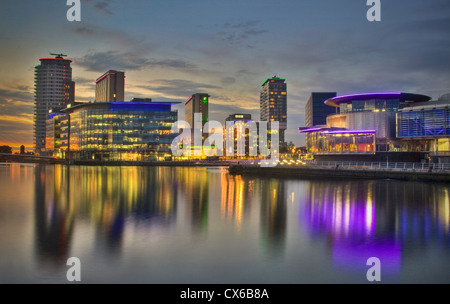 BBC Media City UK, Salford Quays. au soir plusThe Lowry Theatre, Salford Manchester UK Banque D'Images