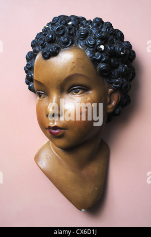 Une tenture murale rétro d'une femme avec de courts cheveux bouclés Banque D'Images