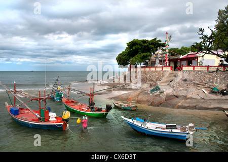 Le port de Port de pêche Hua Hin Thaïlande Temple bouddhiste Banque D'Images