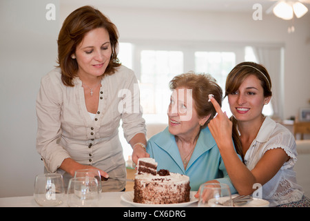 Une femme gâteau pour sa mère et fille Banque D'Images