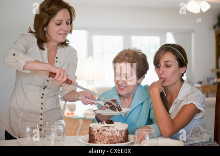 Une femme gâteau pour sa mère et fille Banque D'Images