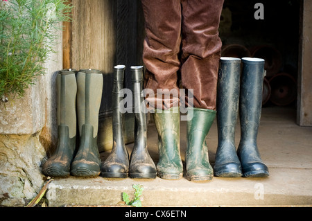 Personne debout dans une paire de bottes Banque D'Images