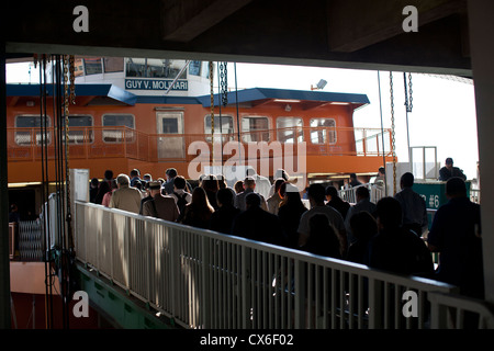 Matin les passagers sur le ferry pour Staten Island le bateau pour New York à Saint-george Terminal. Banque D'Images