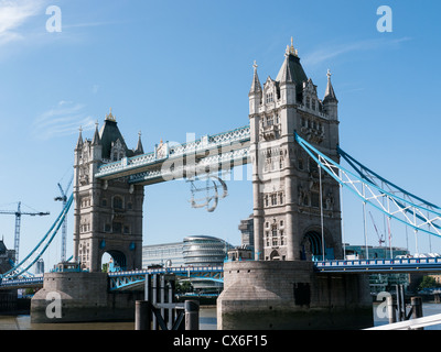 Tower Bridge à partir de St Katherine Docks salon, Londres, Royaume-Uni Banque D'Images