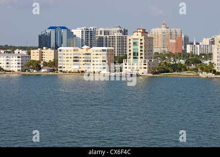 Voir des bâtiments sur le bord de la baie de Sarasota, Sarasota, Floride à partir de l'eau avec palmiers et un ciel bleu. Banque D'Images