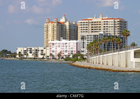 Voir des bâtiments sur le bord de la baie de Sarasota, Sarasota, Floride à partir de l'eau avec palmiers, ciel bleu et nuages. Banque D'Images