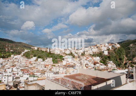 La ville sainte de Moulay Idriss Zerhoun spectaculaire sous les nuages. Banque D'Images