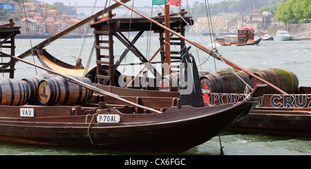 Dos Barcos rabelos pcsra Rio Douro Cais da Ribeira Porto Portugal Banque D'Images