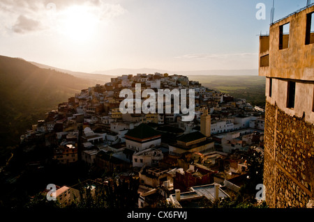 Coucher de soleil sur la ville sainte musulmane de Moulay Idriss Zerhoun au Maroc Banque D'Images