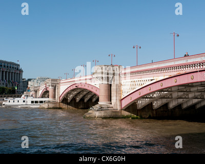 Blackfriars Bridge à partir de la rive sud de la Tamise, Londres, UK Banque D'Images