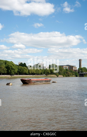 Péniche amarrée sur la Tamise près de Battersea à Londres Banque D'Images