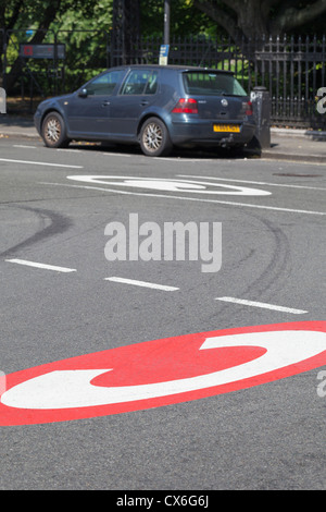 Congestion charge sign on the road, Londres, UK Banque D'Images