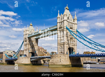 Le Tower Bridge et la Tamise, Londres, Angleterre GO UK EU Europe Banque D'Images