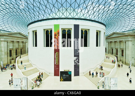 La reine Elizabeth II 'grand' Cour toit en verre conçu par l'architecte Norman Foster British Museum London UK GB EU Europe Banque D'Images