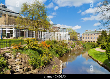 Le conservatoire et la rivière Wye dans Pavillion gardens Spa Buxton Derbyshire Peak District England UK GB EU Europe Banque D'Images