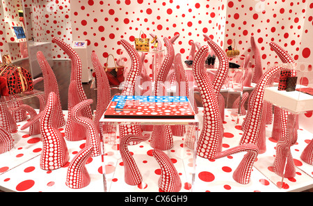 Louis Vuitton store à ION Orchard avec collecte par l'artiste japonaise Yayoi Kusama Banque D'Images