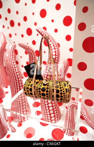 Sac à main Louis Vuitton affichée à l'entreposer dans ION Orchard avec collection par artiste japonaise Yayoi Kusama Banque D'Images