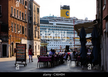 Croisière grand en passant par le bord de mer de Venise en face de touristes, de l'Italie. Banque D'Images