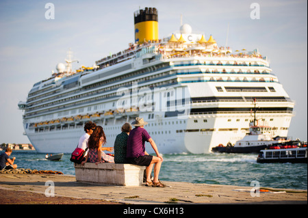 Croisière grand en passant par le bord de mer de Venise en face de touristes, de l'Italie. Banque D'Images