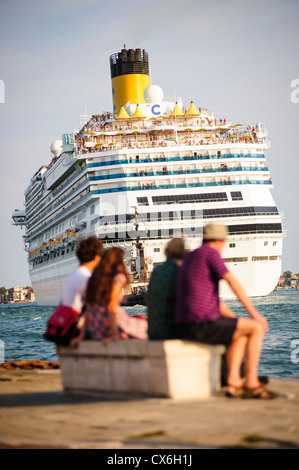 Croisière grand en passant par le bord de mer de Venise en face de touristes, de l'Italie. Banque D'Images