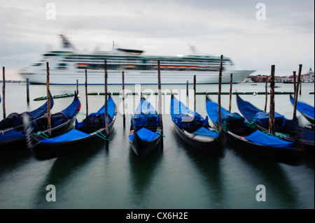 Grand bateau de croisière entre dans le Saint marc avant le lever du soleil, Venise, Italie. Banque D'Images