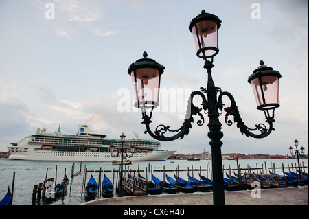 Grand bateau de croisière entre dans le Saint marc avant le lever du soleil, Venise, Italie. Banque D'Images