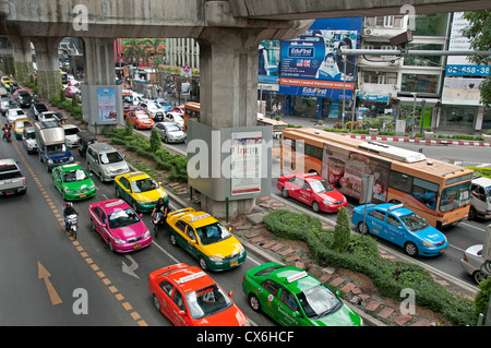 Le Skytrain Siam Square soi 2 Bangkok traffic Location Banque D'Images