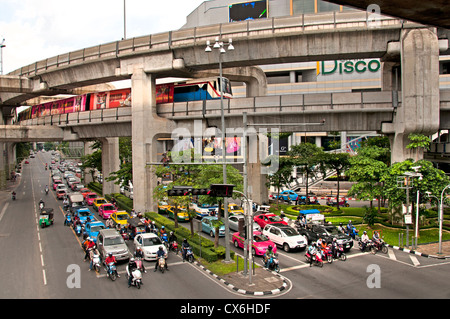 Croix du Skytrain de Siam Square soi 2 Bangkok Thaïlande Thai Centre district Banque D'Images