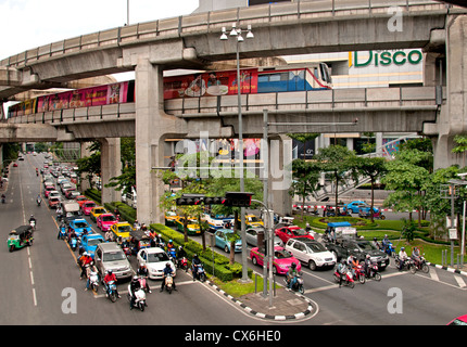 Croix du Skytrain de Siam Square soi 2 Bangkok Thaïlande Thai Centre district Banque D'Images