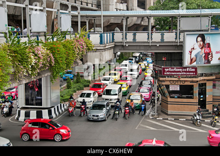 Disrict Pathumwan Bangkok Siam Square Center car Thaïlande trafic voitures Banque D'Images