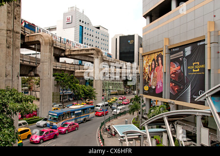 Croix du Skytrain de Siam Square soi 2 Bangkok Thaïlande Thai Centre district Banque D'Images