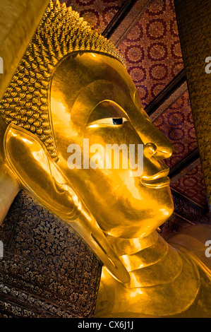 Grande statue de Bouddha Doré inclinables (Phra Buddhasaiyas) Wat Pho à Bangkok 46 m de long en Thaïlande Banque D'Images