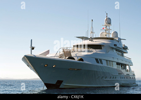 Bateau Bateau blanc par temps clair. Banque D'Images