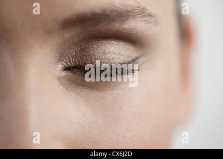 Gros plan d'une jeune femme, les yeux fermés Banque D'Images