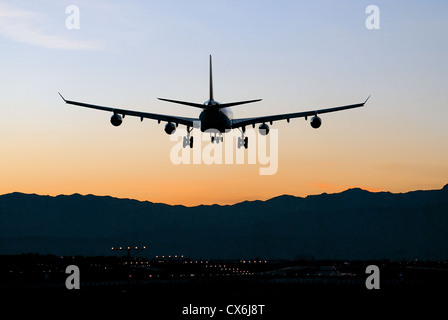 L'atterrissage de l'avion au coucher du soleil l'aéroport international McCarran de Las Vegas, Nevada Banque D'Images