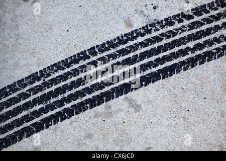 Détail d'une marque de pneus sur le béton Banque D'Images