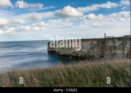 Le phare de la baie de Marsden Souter sur l'horizon à Marsden Bay près de Whitburn Sunderland UK Banque D'Images